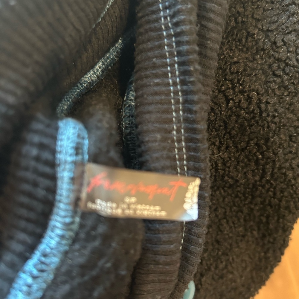 FP Movement by Free People FUZZY FACTOR SET MED TOP SMALL BOTTOMS - Picture 14 of 16